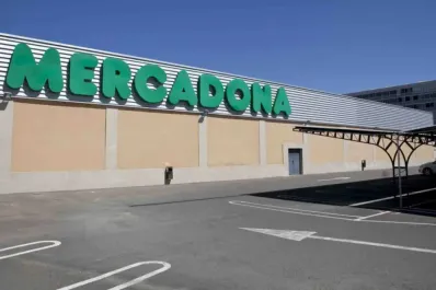 Un jubilado encuentra una bolsa con 20.000 euros en un Mercadona de Zaragoza y su reacción emociona a todos