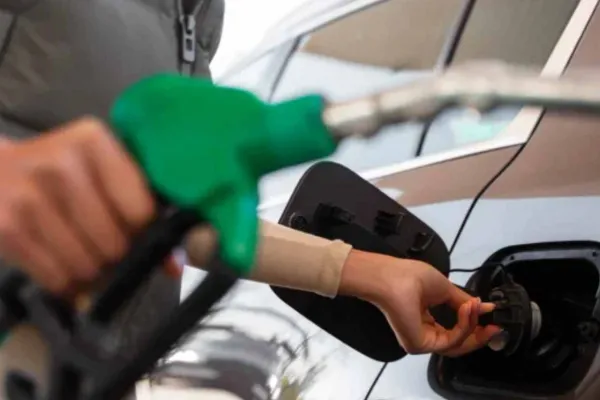 El petróleo supera los U$S100 y presiona los combustibles: la nafta ya sube 19% en el mes en el país