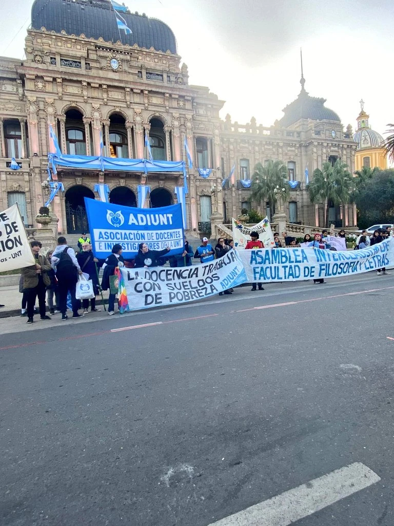 EN LA PLAZA. Al mediodía se realizó una sesión pública del Consejo Superior y luego hubo una protesta. @ADIUNT