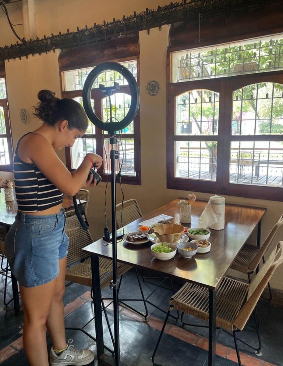 COMMUNITY MANAGER. TRABAJO JOVEN. Sofía comenzó sacando fotos para emprendimientos en pandemia y hoy trabaja como community manager mientras estudia en la universidad.