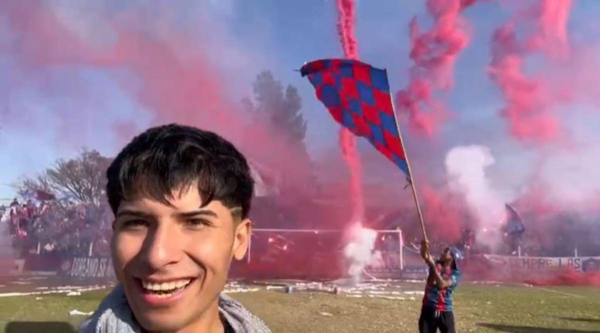 CON LOS COREANOS. La hinchada de San Lorenzo de Santa Ana deslumbra con su despliegue.
