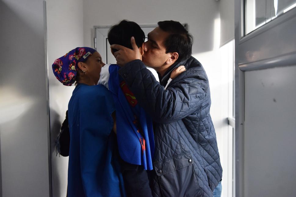 BESO DE DESPEDIDA. Antes de entrar al quirófano, el niño saludó a sus papás.