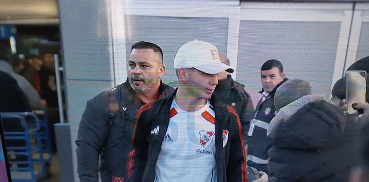 REQUERIDO. Mastantuono fue el último en salir. Aparentemente, en migraciones le pidieron varias fotos y firmas.