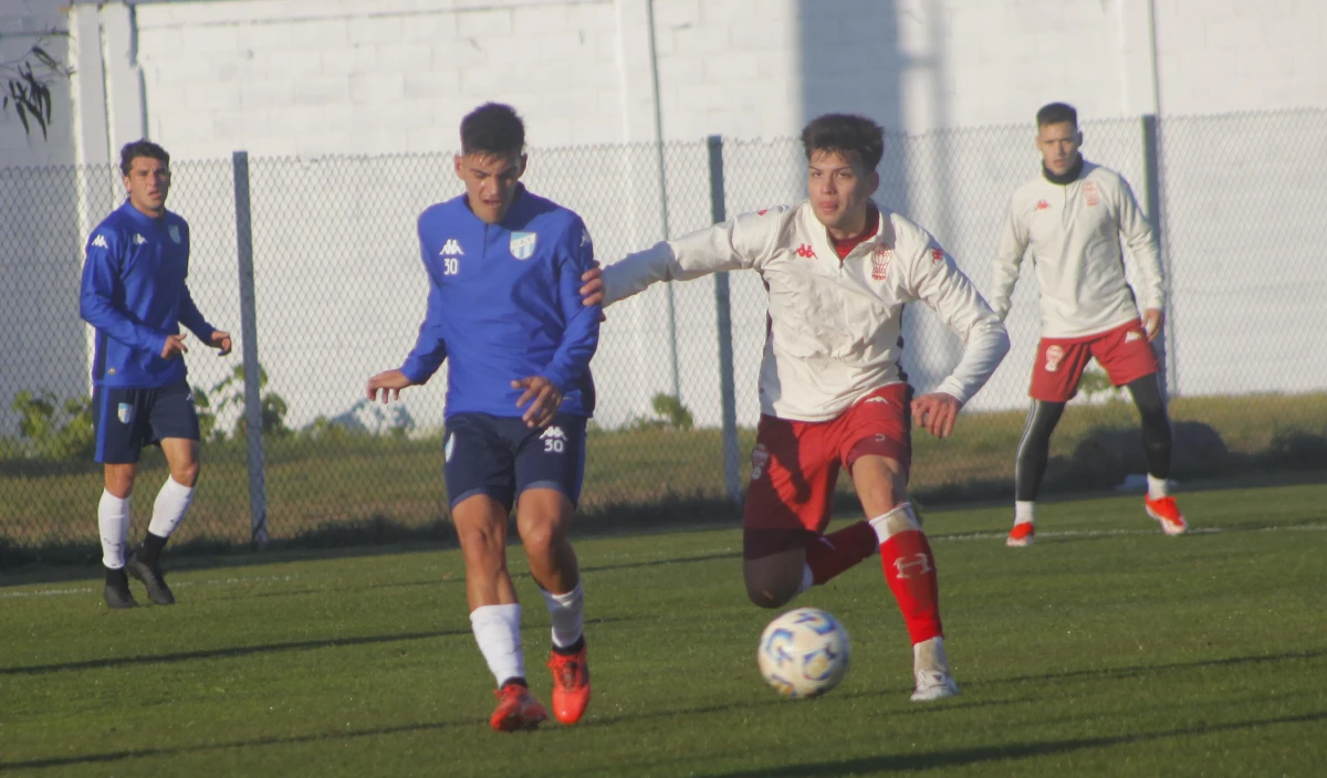 INTENSO. El Decano y El Globito jugaron en modo por los puntos. Kevin López, en Atlético hizo buenas marcas a sus rivales.