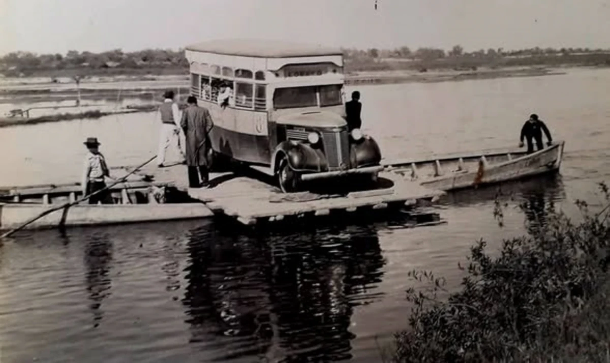 CRUCE EN BALSA. Llegar a Termas de Río Hondo era complicado hasta que se habilitó un servicio de trenes en 1929.