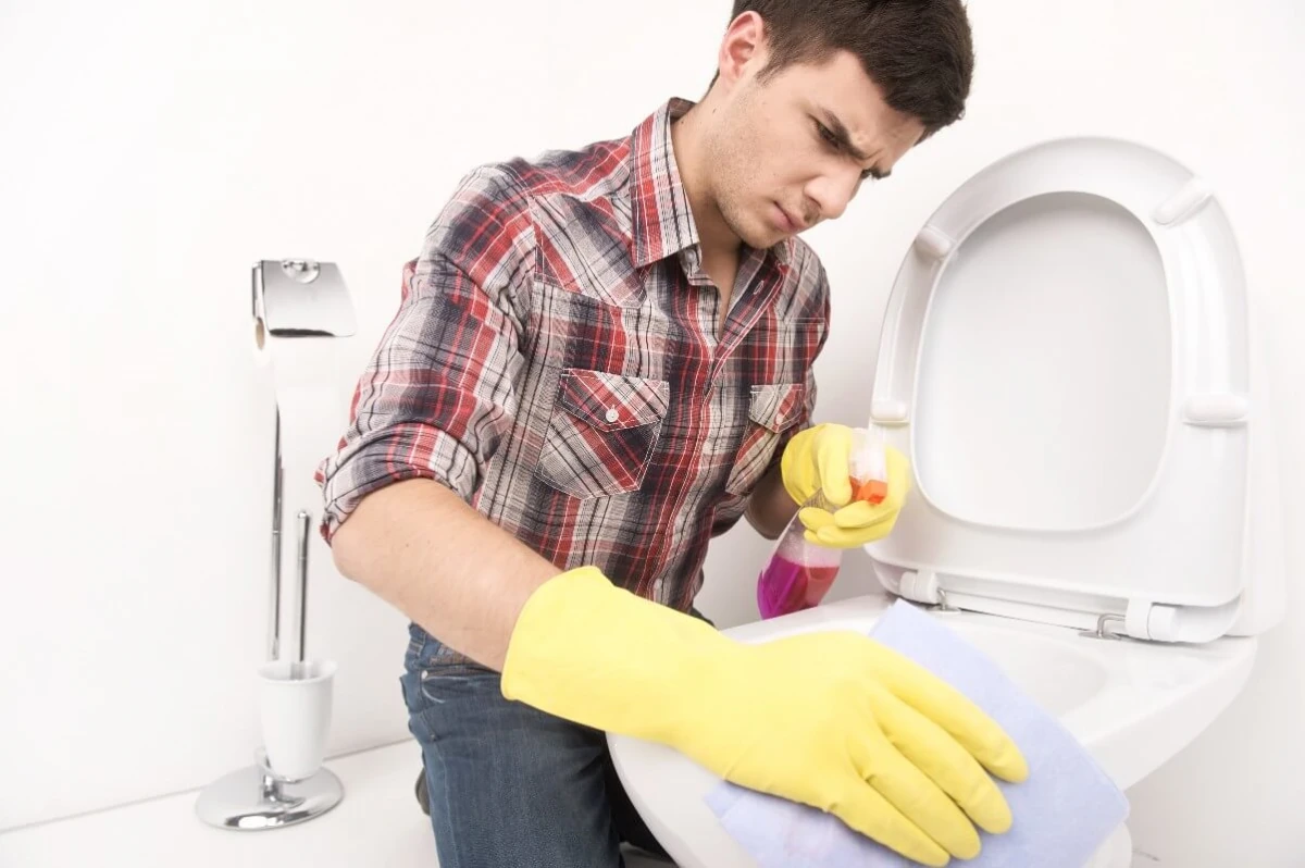 Truco casero: el poder del bicarbonato y el vinagre para neutralizar los olores del baño sin químicos