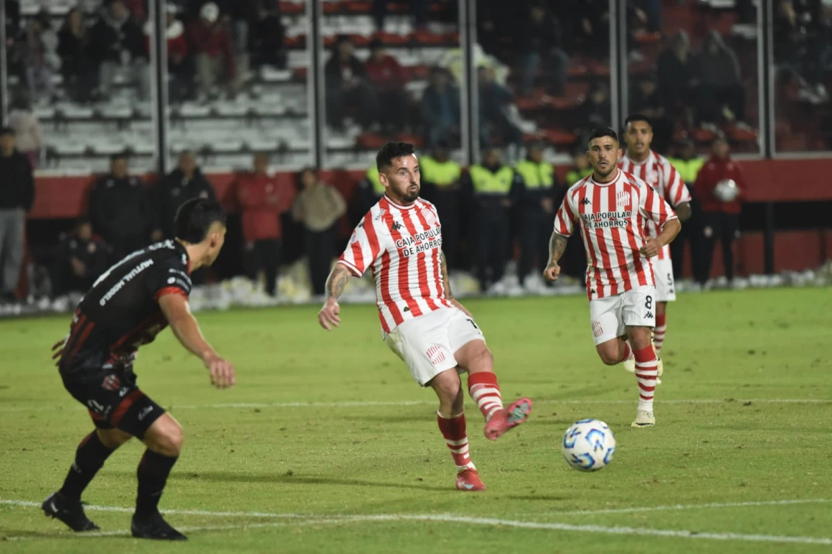 CUESTIONADO. Juan Cuevas no estuvo tan certero en la generación de juego y se fue silbado por los hinchas.