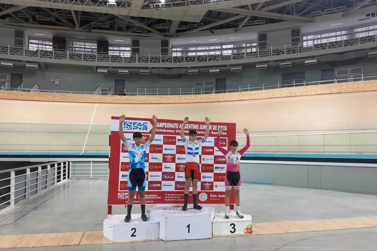 EN EL PODIO. Villagra se colgó la medalla de plata.