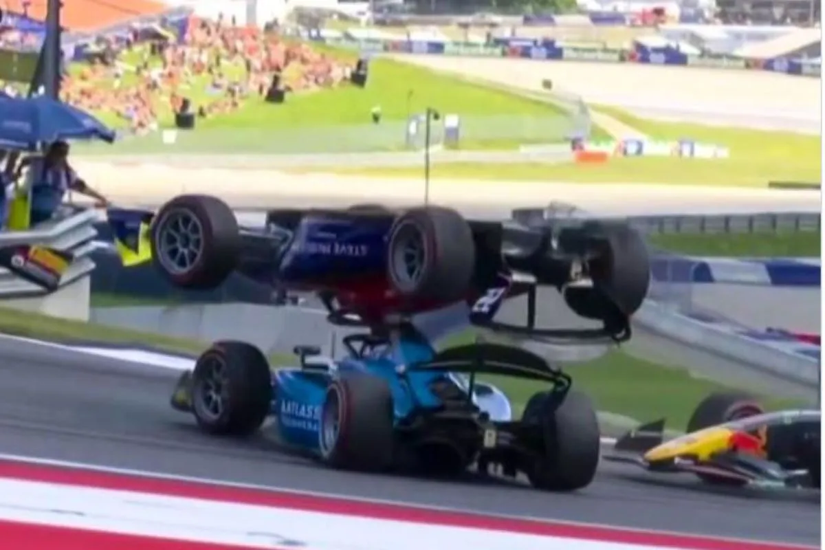 IMPRESIONANTE. Los autos quedan uno encima del otro.