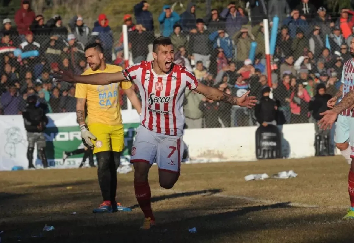 FESTEJO DE GOL. Gonzalo Rodríguez celebra su gol frente al conjunto catamarqueño. Turbo había puesto la igualdad en Andalgalá.