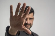 Magia en el teatro Alberdi: Maxi González se desdobla en tres personajes