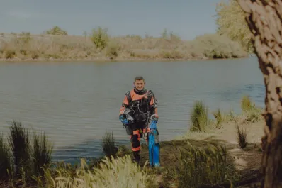 Juan, el héroe tucumano que bucea en ríos de EE.UU.  buscando desaparecidos