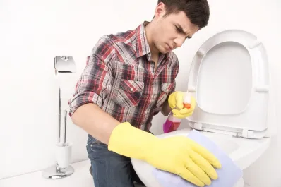 Truco casero: el poder del bicarbonato y el vinagre para neutralizar los olores del baño sin químicos