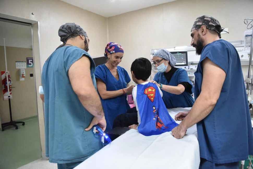 COMO EN UNA MISIÓN. Médicos y enfermeros convierten un momento angustiante, como es una cirugía, en un espacio de juego para los chicos. La Gaceta/ fotos de Osvaldo Ripoll