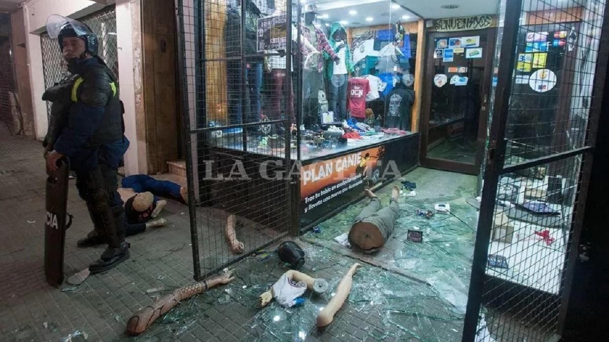DESTROZOS. Así quedaron algunos locales que se encontraban en las inmediaciones de la Plaza Independencia.
