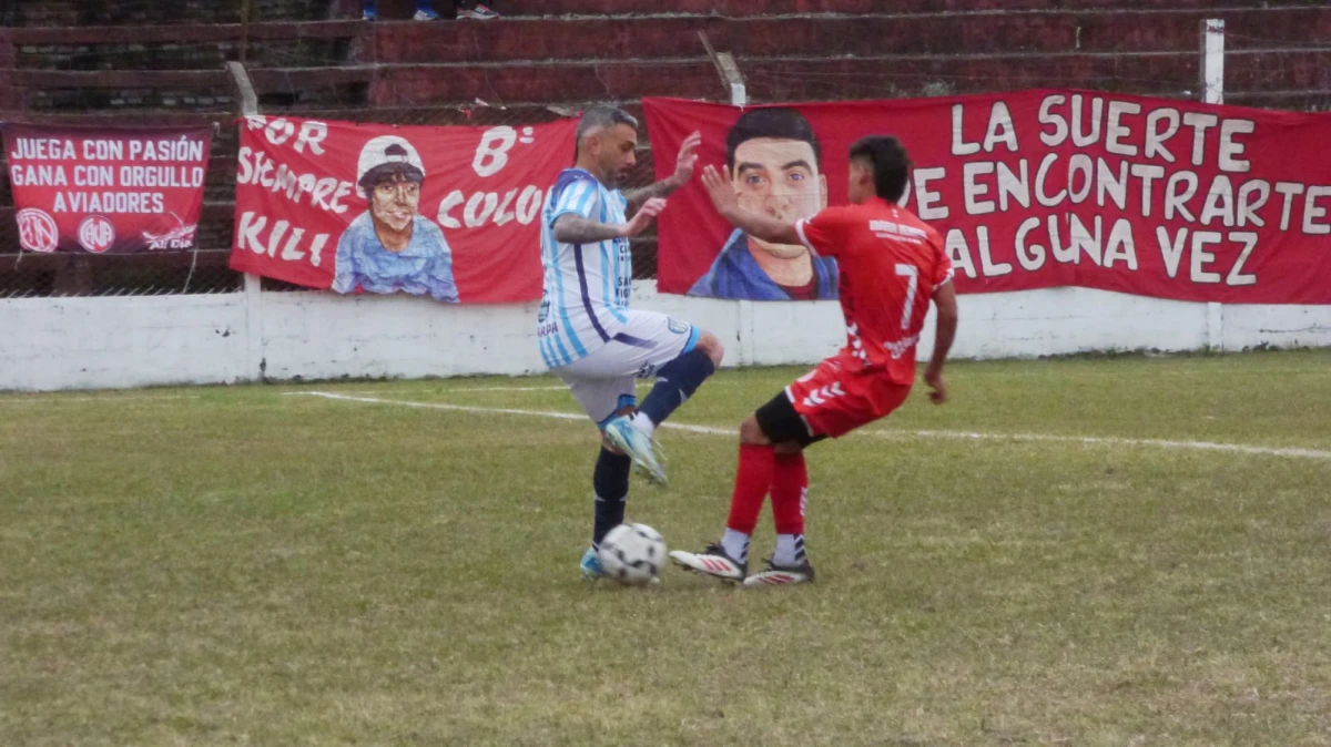 Sebastián Dip disputa la pelota con Bruno López.