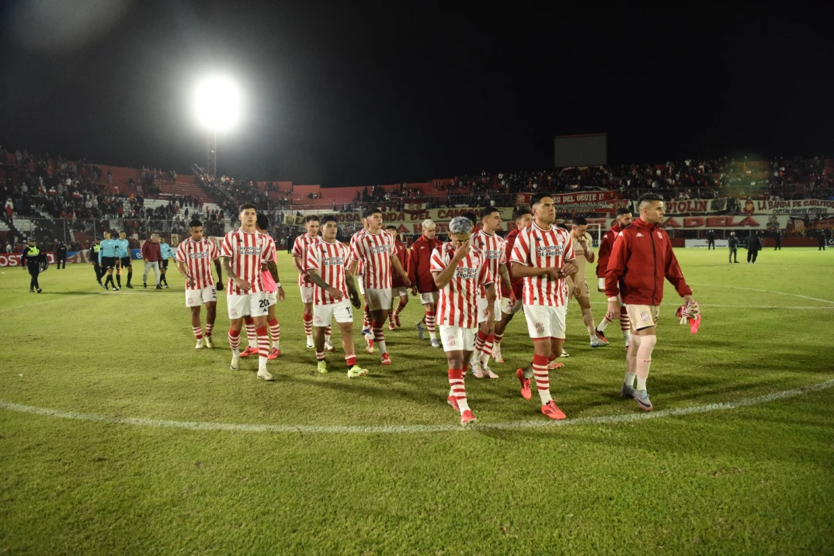 DESCONSOLADOS. Los jugadores de San Martín se retiran del campo luego de la derrota contra Patronato.