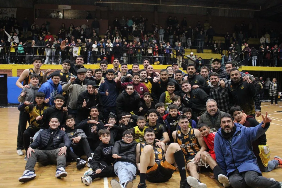 FESTEJO EN TAFÍ VIEJO. El plante de Talleres, junto a algunos seguidores, celebraron el pase a la siguiente fase.