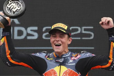 La emoción del argentino Valentín Perrone tras su primer podio en Moto3