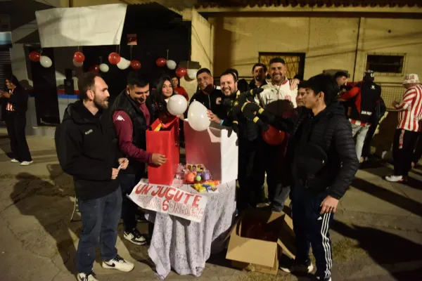 Globos, juguetes y corazones rojos y blancos: la colecta que conmovió en La Ciudadela