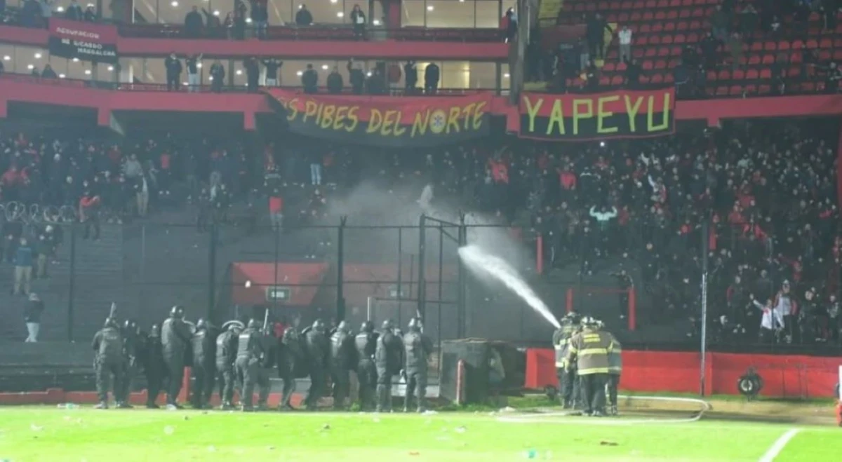 DOS FUERZAS. La Policía y los bomberos formaron un cordón para intentar contener a los violentos,
