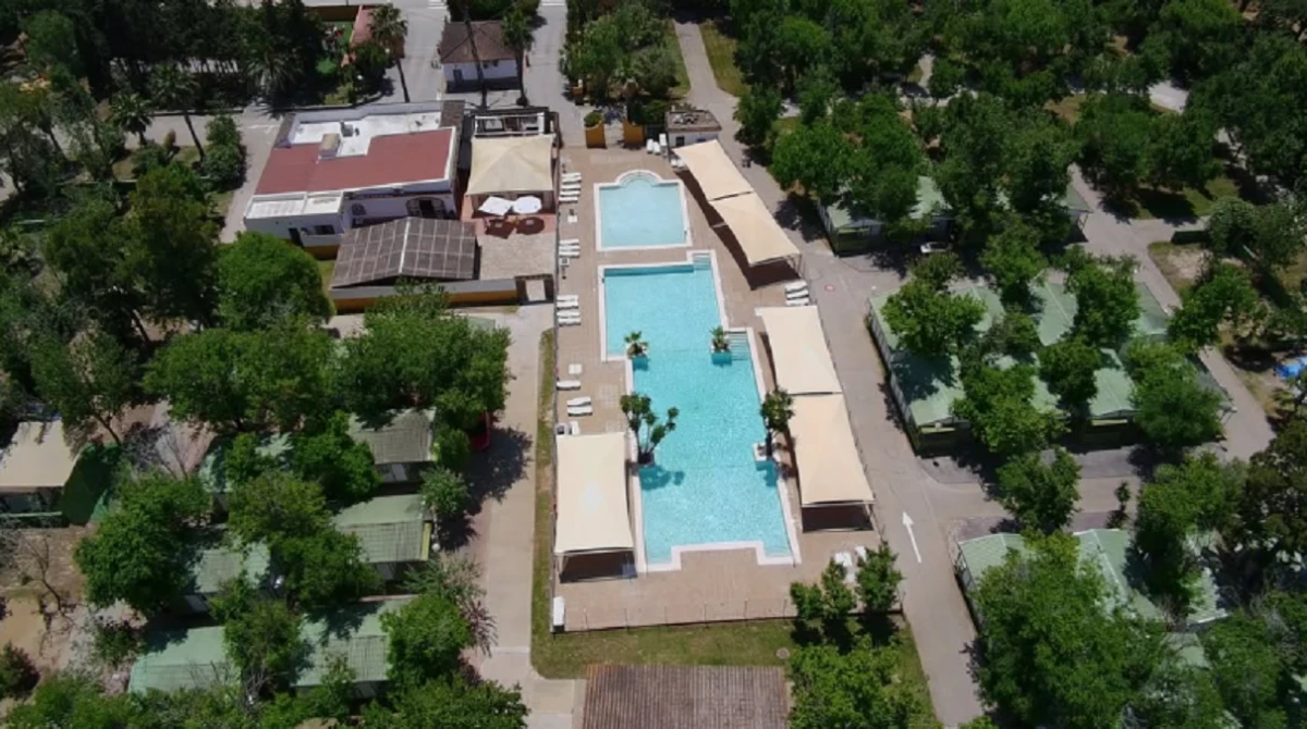 A un paso de las calas de Roche y rodeados de pinos.