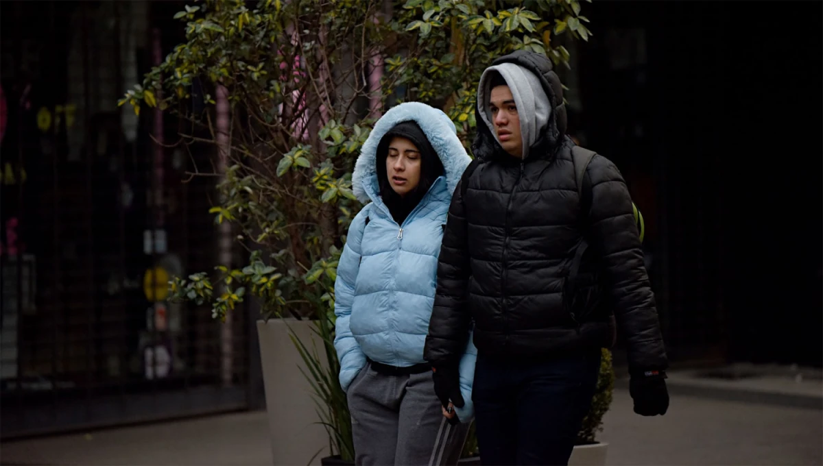 SORPRESA. Los primeros que salieron a las calles se toparon con los pocos copos de nieve que cayeron sobre la capital provincia. 