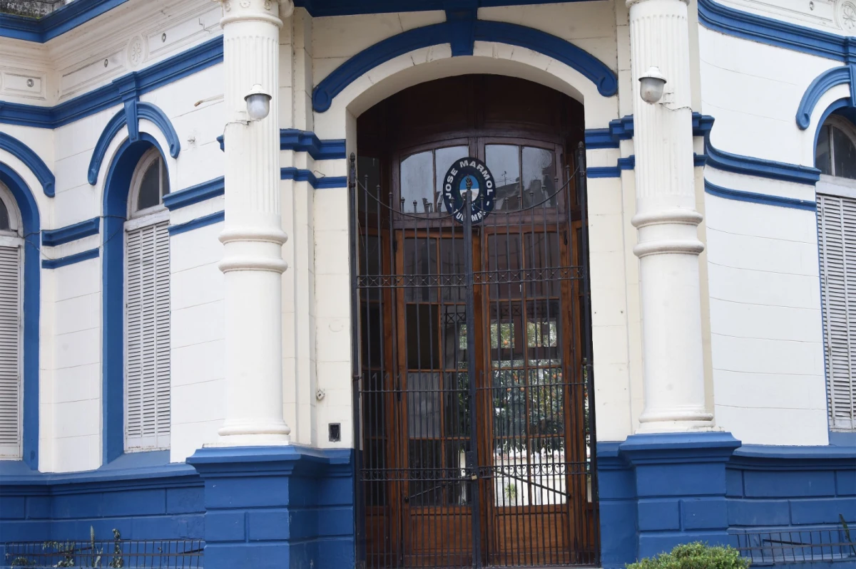 FACHADA. La escuela José Mármol (Liceo Remedios de Escalada en la secundaria), esta mañana. LA GACETA / FOTO DE ANALÍA JARAMILLO
