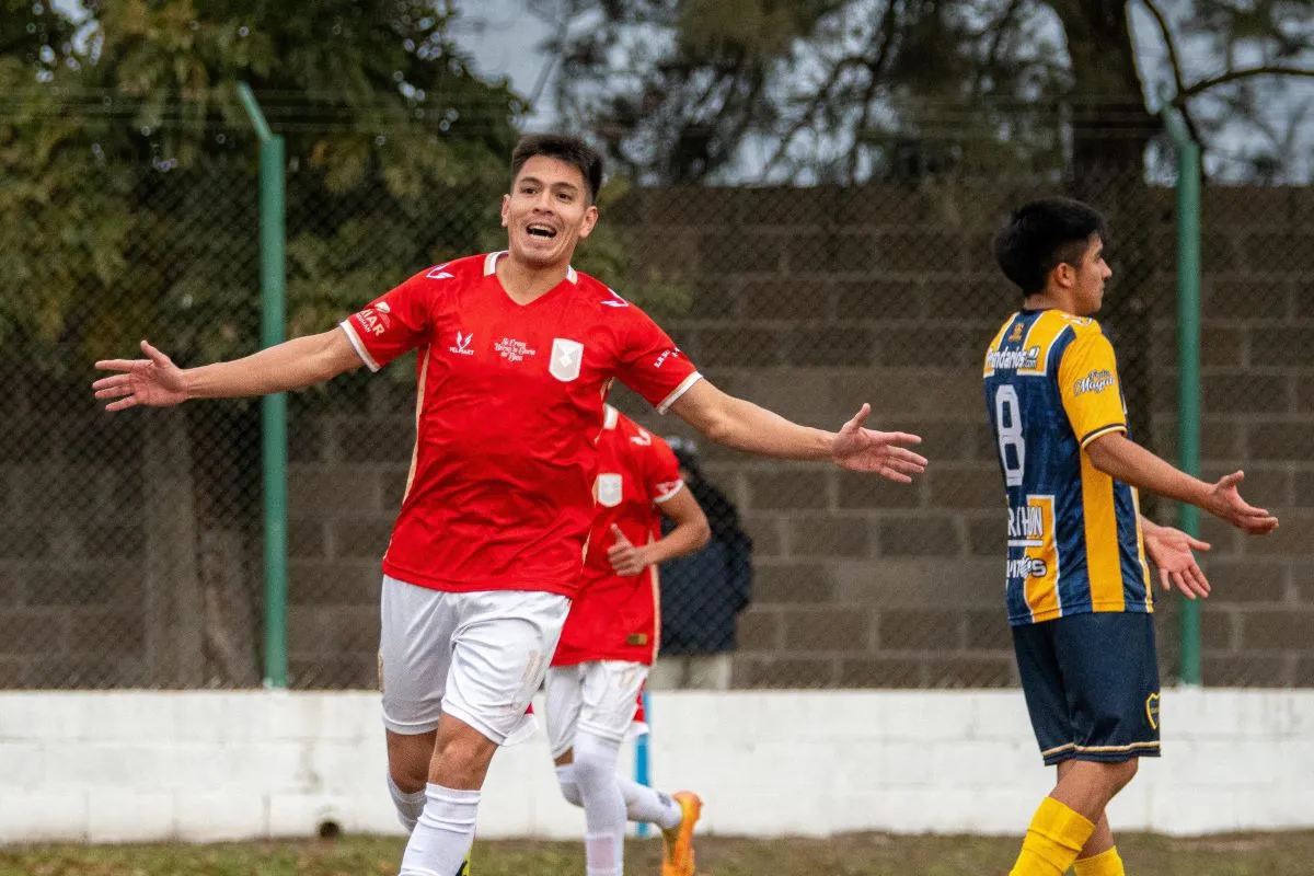 FESTEJO. Nelson Martínez Llanos marco dos goles en Tucumán Central. Gentileza Luciana Ramón