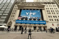 Argentina obtuvo un fallo favorable: la Justicia frena de manera preventiva la entrega de acciones de YPF