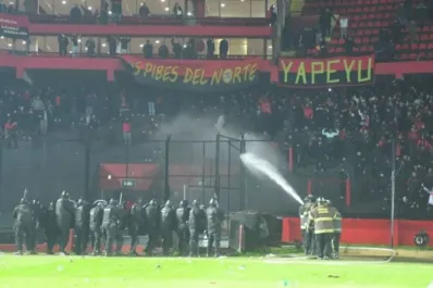 Con imágenes lamentables, el partido entre Colón de Santa Fe y Mitre de Santiago del Estero fue suspendido