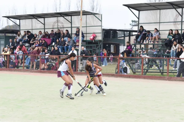 Detrás de cada jugadora de minihockey hay una familia que madruga, acompaña y sueña