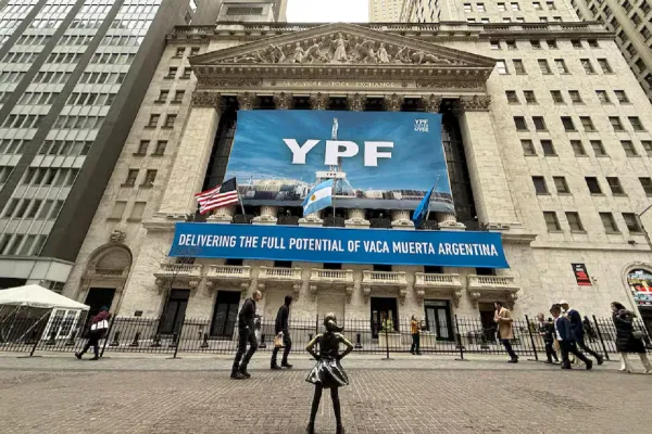 Argentina obtuvo un fallo favorable: la Justicia frena de manera preventiva la entrega de acciones de YPF