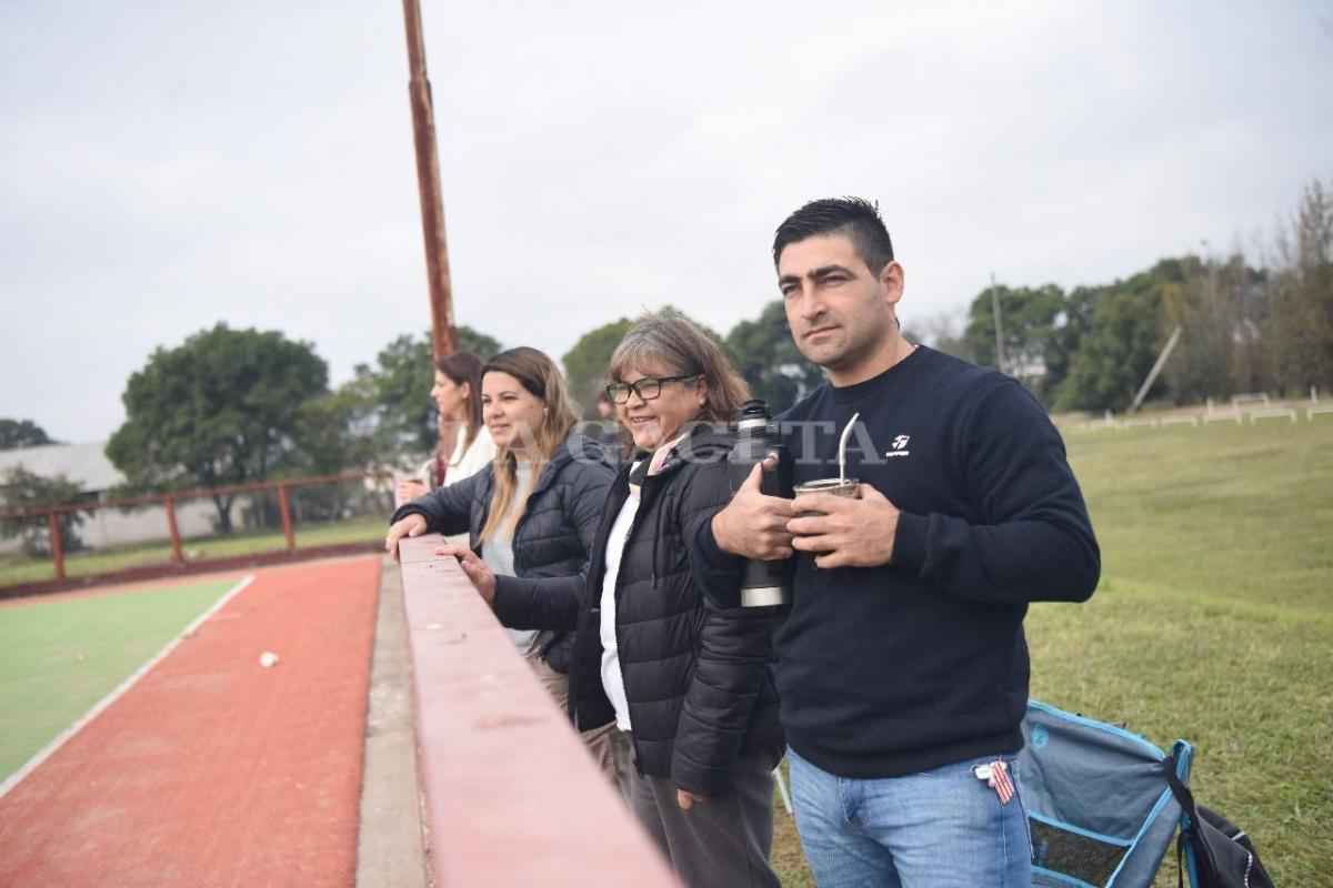 EMPEZÓ EL RITUAL. Walter Rogel junto a su esposa y la abuela de Julieta, su hija de 9 años. Foto: Analia Jaramillo - LA GACETA