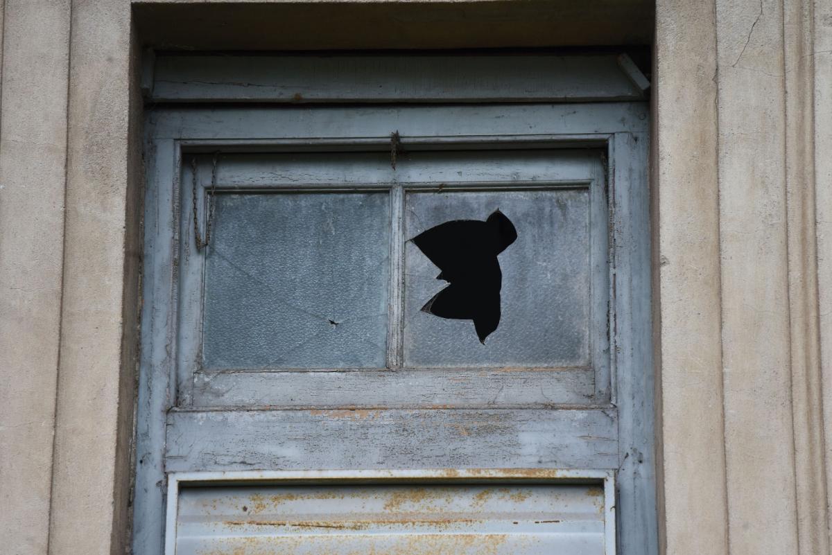 MÁS ROTURAS. El colegio Nacional y una de las ventanas del establecimiento. LA GACETA / FOTO DE ANALÍA JARAMILLO