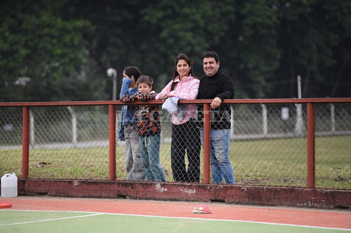 PRIMER SÁBADO PARA ELLOS. Natalia Acosta y Walter Ibáñez viven su sábado con una mezcla de ansiedad y alegría. Foto: Analia Jaramillo - LA GACETA