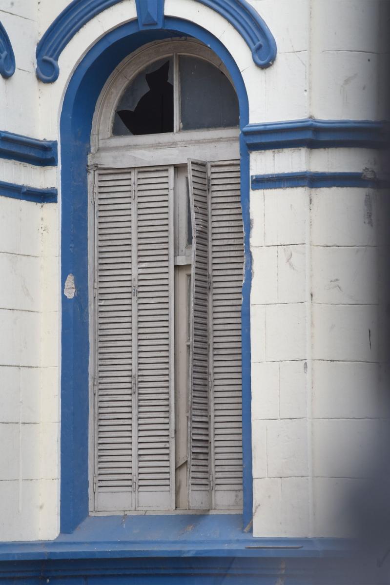 TAMBIÉN ROTO. Uno de los vidrios de las puertas principales de la escuela José Mármol. LA GACETA / FOTO DE ANALÍA JARAMILLO