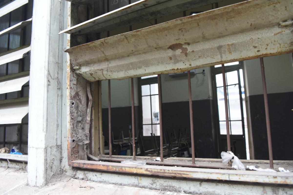 VENTANAS ROTAS. Los vidrios de la ventana de esta aula en el Colegio Nacional se rompieron y no fueron reparados. LA GACETA / FOTO DE ANALÍA JARAMILLO