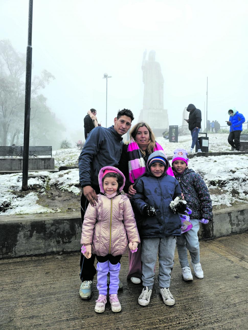 FELICES. Francisco y Carina junto a sus hijas, Ana, Francesca y el sobrino, Hirán.