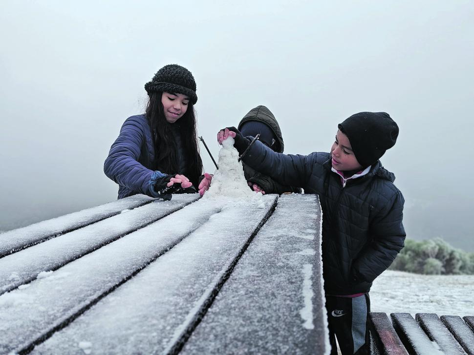 FELICES. Francisco y Carina junto a sus hijas, Ana, Francesca y el sobrino,Hirán.