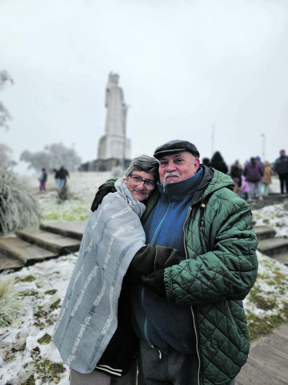 ENAMORADOS. Julia y Ricardo de 60 años ambos, felices al conocer la nieve.