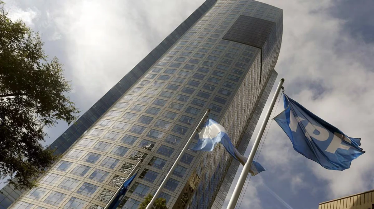 El Estado argentino le pidió a la Justicia de EE.UU. que suspenda el fallo que ordenó transferir las acciones de YPF