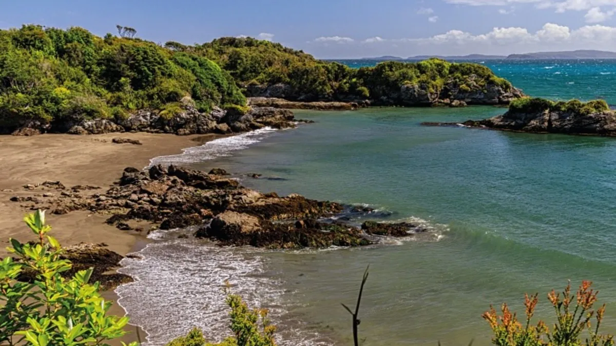 La isla se encuentra situada a 37 kilómetros al suroeste del archipiélago de Chiloé.