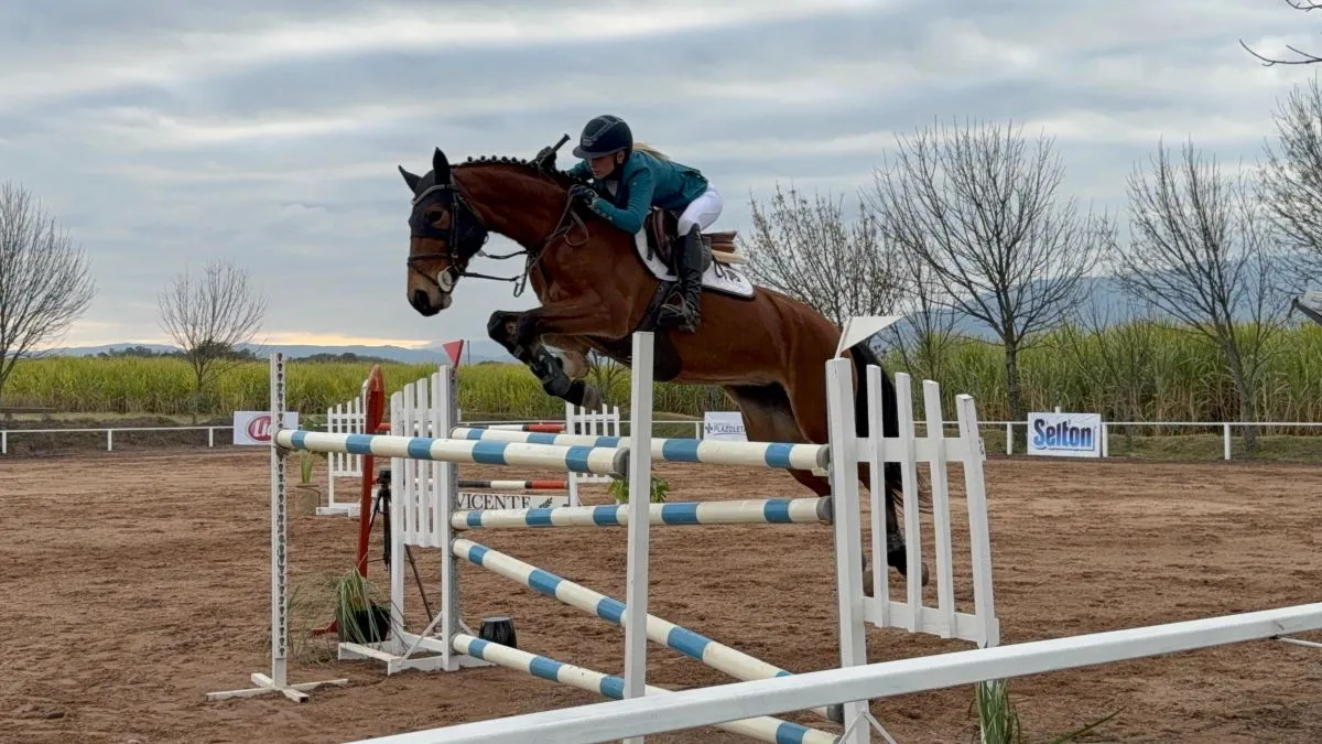 SALTO PERFECTO. Lulú Solórzano triunfó en la prueba con vallas de hasta 1,30 metro.