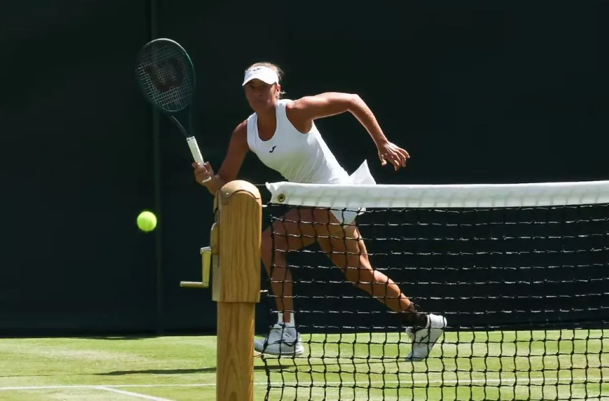 EN ASCENSO. La marplatense en el césped, pese a no tener mucha experiencia, se mostró cómoda.