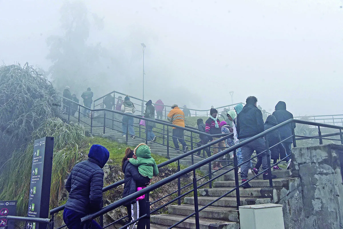 BIEN ABRIGADOS. Las decenas de personas que se acercaron al Cristo, llevaban gorros, bufandas y camperas gruesas para protegerese del frío.