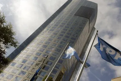 El Estado argentino le pidió a la Justicia de EE.UU. que suspenda el fallo que ordenó transferir las acciones de YPF