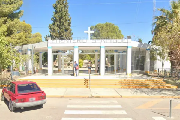 Un hombre fue detenido por robar floreros en el cementerio junto a su pareja