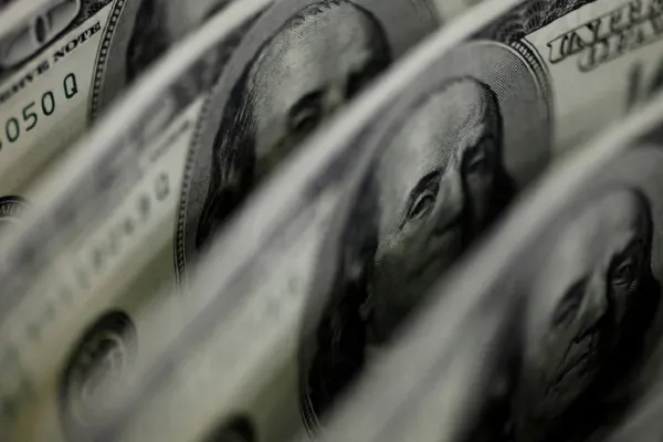 Se recalentó el dólar: el mayorista superó los $1.220 y tocó el nivel más alto desde la flexibilización del cepo