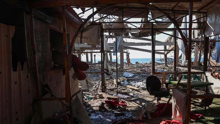 EN RUINAS. Sólo escombros quedaron de la cafetería Al-Baqa, que estaba sobre la costa en Ciudad de Gaza. 